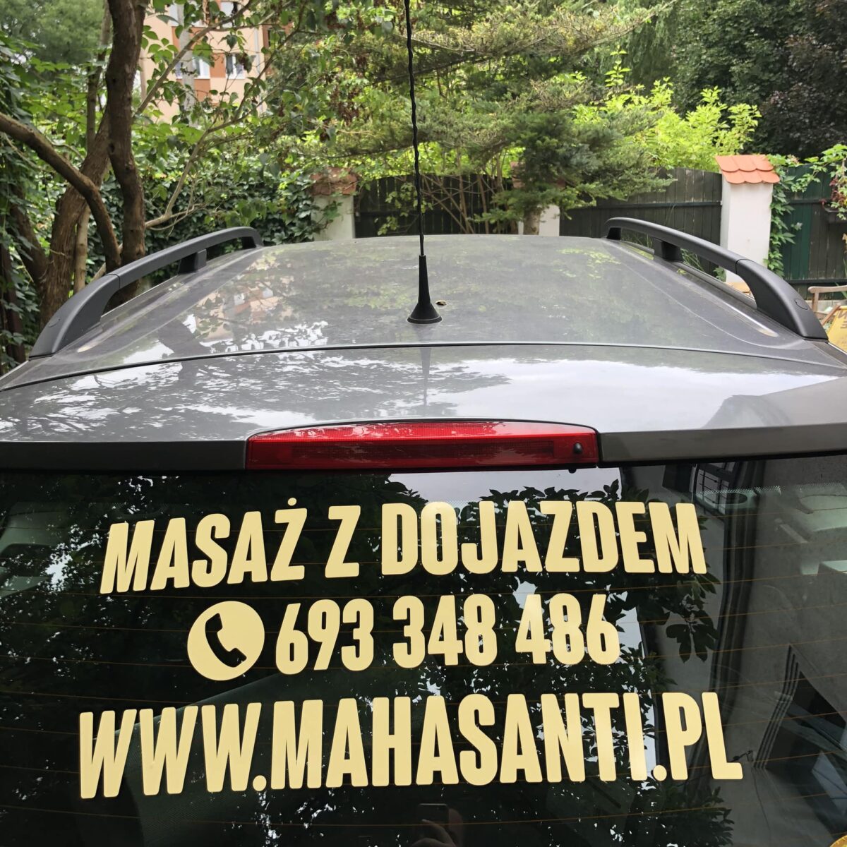 Zdjęcie przedstawia samochód właściciela Mahasanti Bodywork z reklamą oferującą ajurwedyjski masaż jogiczny oraz masaż tajski z dojazdem do domu w Krakowie i okolicach.