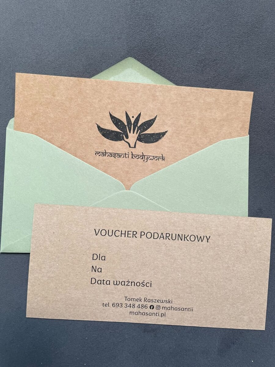 Zdjęcie przedstawia voucher na masaż, który można zakupić na Mahasanti.pl.